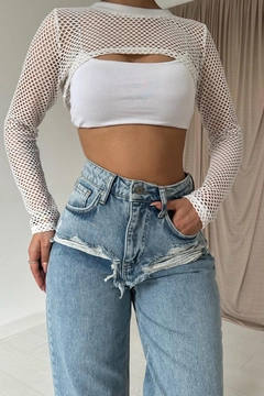 Bir model, Elisa toptan giyim markasının els12203-laser-jeans-trousers-blue toptan Kot Pantolon ürününü sergiliyor.