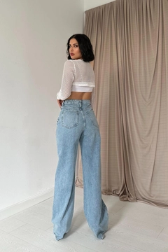 Bir model, Elisa toptan giyim markasının els12203-laser-jeans-trousers-blue toptan Kot Pantolon ürününü sergiliyor.