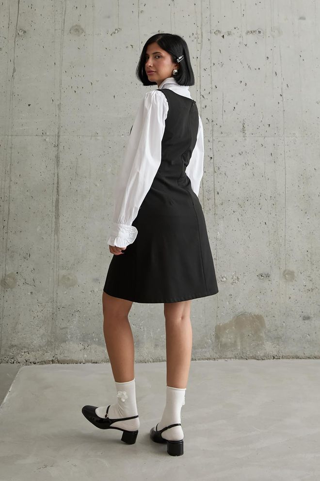 L&C Czarna Mini Sukienka W Kształcie Litery A Z Długimi Bufiastymi Rękawami Hurtowa sprzedaż odzieży Praca