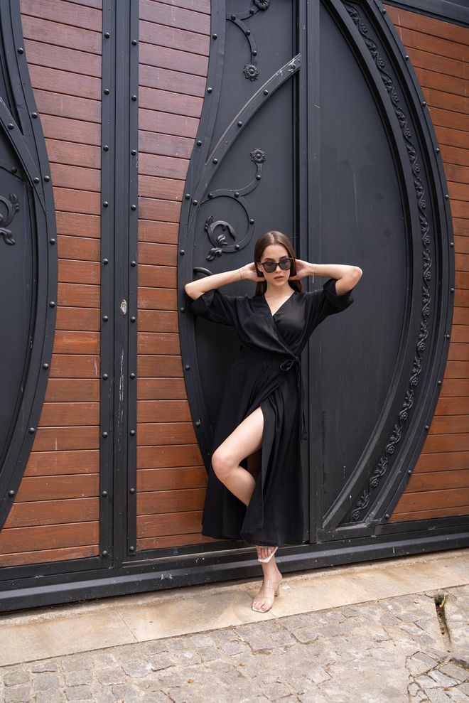 L&C فستان أسود أنيق بطوق ميدي برقبة على شكل حرف V وأكمام 3/4 ملابس بالجملة لا يوجد قماش