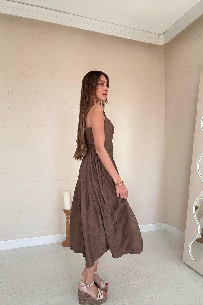 L&C Brązowa Sukienka Dopasowana I Rozkloszowana Z Kochanym Dekoltem Hurtowa sprzedaż odzieży Elegancki