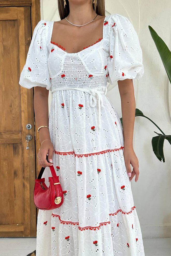 L&C فستان أبيض بتصميم فيت آند فلير وأكمام نفخة نصفية ملابس بالجملة ربيع