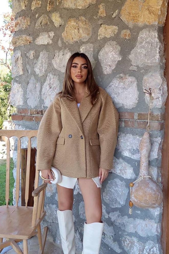 Elisa Jas Met Twee Knopen Camel Groothandel Kleding Elegant