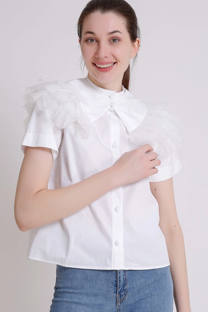 Bir model, Elisa toptan giyim markasının ELS10040 - Short Sleeve Shirt - White toptan Gömlek ürününü sergiliyor.