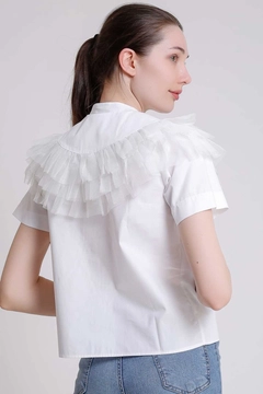 Una modella di abbigliamento all'ingrosso indossa ELS10040 - Short Sleeve Shirt - White, vendita all'ingrosso turca di Camicia di Elisa