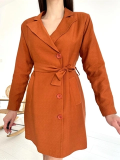 Ένα μοντέλο χονδρικής πώλησης ρούχων φοράει ELS10042 - Belted Long Jacket Dress - Tile, τούρκικο Φόρεμα χονδρικής πώλησης από Elisa