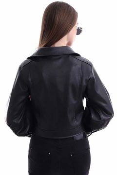 Een kledingmodel uit de groothandel draagt ELS10043 - Leather Jacket With Belt - Black, Turkse groothandel Jasje van Elisa