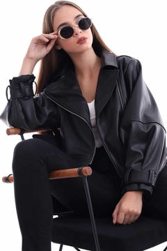 Bir model, Elisa toptan giyim markasının ELS10043 - Leather Jacket With Belt - Black toptan Ceket ürününü sergiliyor.