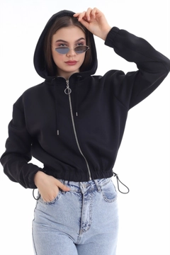 Bir model, Elisa toptan giyim markasının ELS10045 - Waist Detailed And Hooded Cardigan - Black toptan Hoodie ürününü sergiliyor.