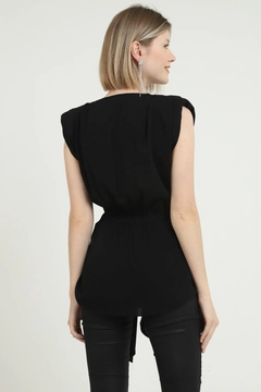 Una modelo de ropa al por mayor lleva ELS10050 - Belted Zero Sleeve Waistband Blouse - Black, Blusa turco al por mayor de Elisa