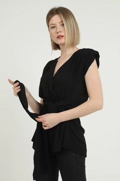 Een kledingmodel uit de groothandel draagt ELS10050 - Belted Zero Sleeve Waistband Blouse - Black, Turkse groothandel Blouse van Elisa