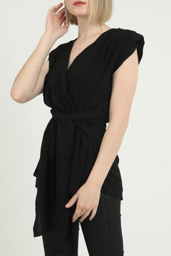 Un mannequin de vêtements en gros porte ELS10050 - Belted Zero Sleeve Waistband Blouse - Black, Chemisier en gros de Elisa en provenance de Turquie