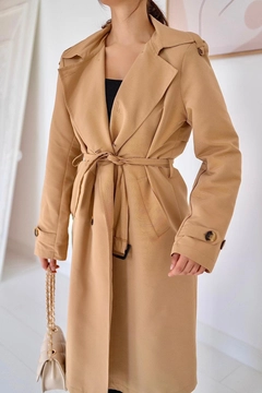 Ein Bekleidungsmodell aus dem Großhandel trägt ELS10064 - Belted And Buttoned Trench Coat - Camel, türkischer Großhandel Trenchcoat von Elisa