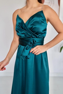 Bir model, Elisa toptan giyim markasının ELS10069 - Stone Strap Princess Dress - Green toptan Elbise ürününü sergiliyor.