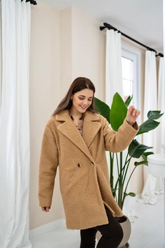 Bir model, Elisa toptan giyim markasının ELS10071 - Yumoş Coat - Beige toptan Kaban ürününü sergiliyor.