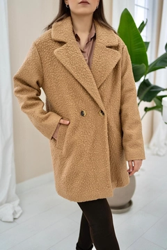 Ein Bekleidungsmodell aus dem Großhandel trägt ELS10071 - Yumoş Coat - Beige, türkischer Großhandel Mantel von Elisa