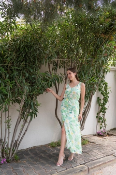 Bir model, Elisa toptan giyim markasının ELS10090 - Button Front Garden Dress - Green toptan Elbise ürününü sergiliyor.