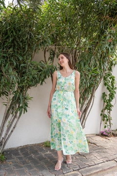 Bir model, Elisa toptan giyim markasının ELS10090 - Button Front Garden Dress - Green toptan Elbise ürününü sergiliyor.