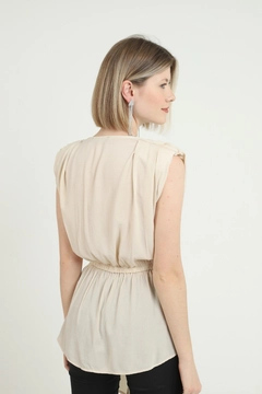 Ένα μοντέλο χονδρικής πώλησης ρούχων φοράει ELS10096 - Belted Zero Sleeve Waistband Blouse - Beige, τούρκικο Μπλούζα χονδρικής πώλησης από Elisa