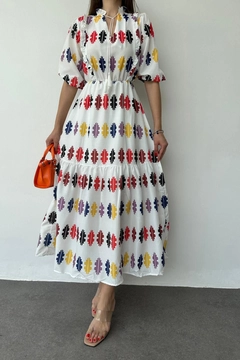 Ein Bekleidungsmodell aus dem Großhandel trägt ELS10098 - Leaf Pattern Colored Dress - White, türkischer Großhandel Kleid von Elisa