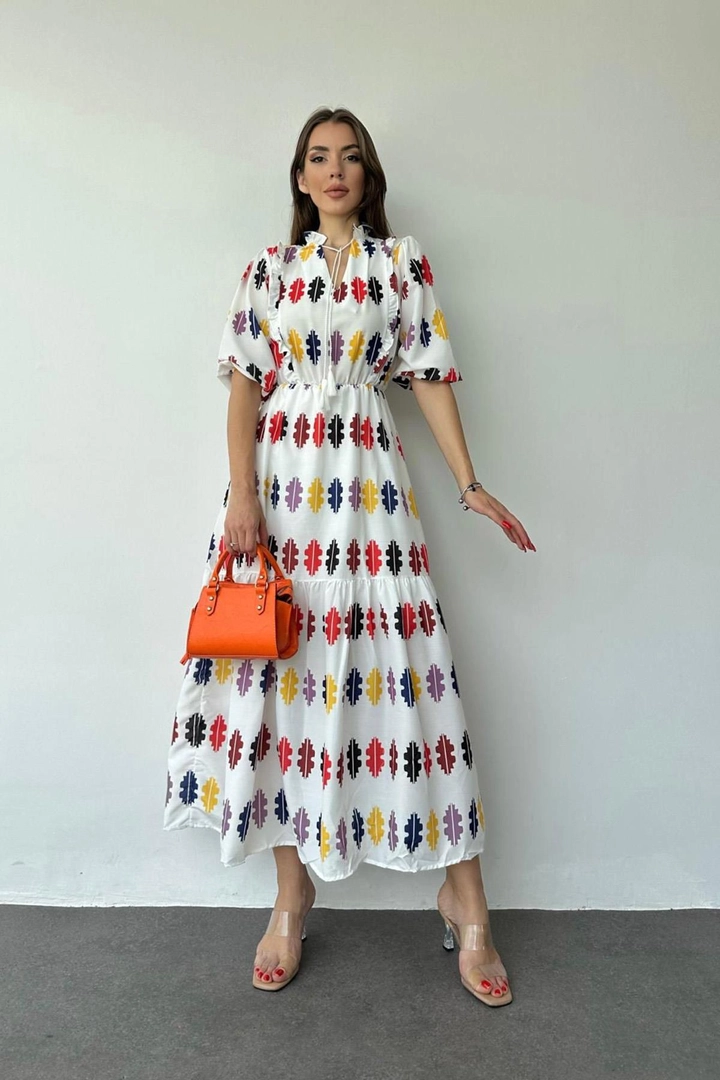 Bir model, Elisa toptan giyim markasının ELS10098 - Leaf Pattern Colored Dress - White toptan Elbise ürününü sergiliyor.