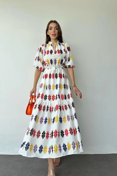 Una modelo de ropa al por mayor lleva ELS10098 - Leaf Pattern Colored Dress - White, Vestido turco al por mayor de Elisa