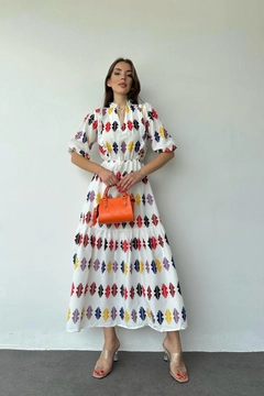 Una modella di abbigliamento all'ingrosso indossa ELS10098 - Leaf Pattern Colored Dress - White, vendita all'ingrosso turca di Vestito di Elisa