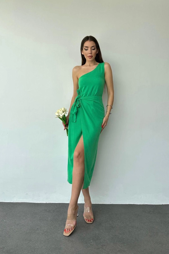 Bir model, Elisa toptan giyim markasının ELS10099 - One-Shoulder Halter Dress - Green toptan Elbise ürününü sergiliyor.