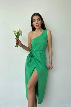Een kledingmodel uit de groothandel draagt ELS10099 - One-Shoulder Halter Dress - Green, Turkse groothandel Jurk van Elisa