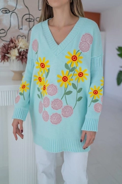 Bir model, Elisa toptan giyim markasının ELS10009 - Floral Embroidery Sweater - Mint toptan Kazak ürününü sergiliyor.