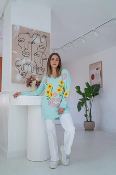 Ένα μοντέλο χονδρικής πώλησης ρούχων φοράει ELS10009 - Floral Embroidery Sweater - Mint, τούρκικο Πουλόβερ χονδρικής πώλησης από Elisa
