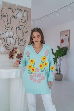 Ένα μοντέλο χονδρικής πώλησης ρούχων φοράει ELS10009 - Floral Embroidery Sweater - Mint, τούρκικο Πουλόβερ χονδρικής πώλησης από Elisa
