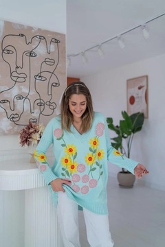 Een kledingmodel uit de groothandel draagt ELS10009 - Floral Embroidery Sweater - Mint, Turkse groothandel Trui van Elisa