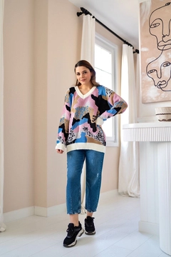 Bir model, Elisa toptan giyim markasının ELS10010 - Colorful Sweater - Pink toptan Kazak ürününü sergiliyor.