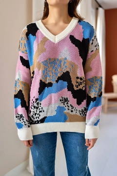 A wholesale clothing model wears ELS10010 - Colorful Sweater - Pink, Turkish wholesale Sweater of Elisa