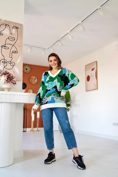 Bir model, Elisa toptan giyim markasının ELS10011 - Colorful Sweater - Green toptan Kazak ürününü sergiliyor.
