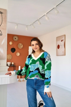 Ένα μοντέλο χονδρικής πώλησης ρούχων φοράει ELS10011 - Colorful Sweater - Green, τούρκικο Πουλόβερ χονδρικής πώλησης από Elisa