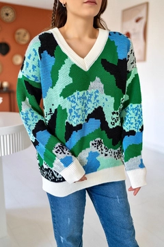 Una modella di abbigliamento all'ingrosso indossa ELS10011 - Colorful Sweater - Green, vendita all'ingrosso turca di Maglione di Elisa