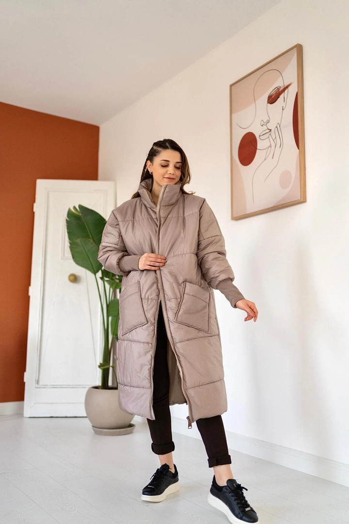 Una modelo de ropa al por mayor lleva ELS10016 - Inflatable Coat - Mink, Abrigo turco al por mayor de Elisa