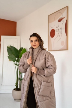 Ein Bekleidungsmodell aus dem Großhandel trägt ELS10016 - Inflatable Coat - Mink, türkischer Großhandel Mantel von Elisa