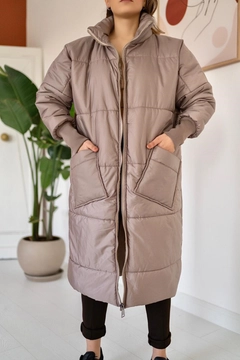 Bir model, Elisa toptan giyim markasının ELS10016 - Inflatable Coat - Mink toptan Kaban ürününü sergiliyor.
