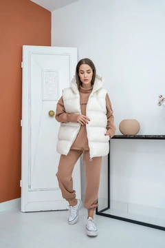 Bir model, Elisa toptan giyim markasının ELS10024 - Hooded Inflatable Vest - Ecru toptan Yelek ürününü sergiliyor.