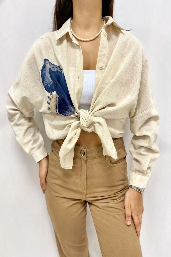 Een kledingmodel uit de groothandel draagt ELS10032 - Stone Embroidered Linen Shirt - Beige, Turkse groothandel Shirt van Elisa