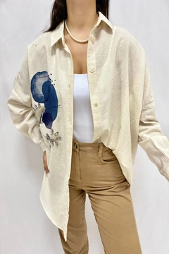 Модел на дрехи на едро носи ELS10032 - Stone Embroidered Linen Shirt - Beige, турски едро Риза на Elisa