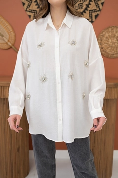A wholesale clothing model wears ELS10033 - Stone Embroidered Shirt - White, Turkish wholesale Shirt of Elisa