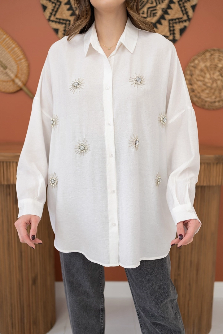 Bir model, Elisa toptan giyim markasının ELS10033 - Stone Embroidered Shirt - White toptan Gömlek ürününü sergiliyor.