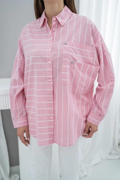 Een kledingmodel uit de groothandel draagt ELS10035 - Off Shoulder Line Shirt - Pink, Turkse groothandel Shirt van Elisa