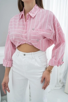Bir model, Elisa toptan giyim markasının ELS10035 - Off Shoulder Line Shirt - Pink toptan Gömlek ürününü sergiliyor.