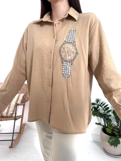 Bir model, Elisa toptan giyim markasının ELS10037 - Clock Patterned Stone Shirt - Cream toptan Gömlek ürününü sergiliyor.