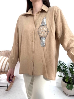 Bir model, Elisa toptan giyim markasının ELS10037 - Clock Patterned Stone Shirt - Cream toptan Gömlek ürününü sergiliyor.